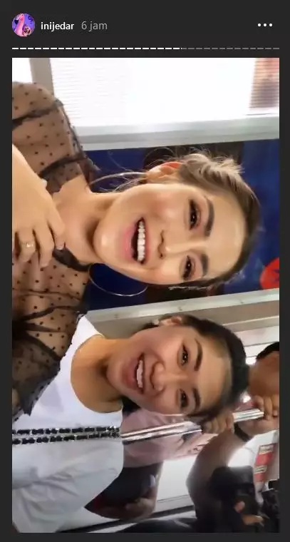 Potret seru Nia Ramadhani & Jessica Iskandar naik KRL Instagram