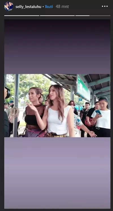 Potret seru Nia Ramadhani & Jessica Iskandar naik KRL Instagram