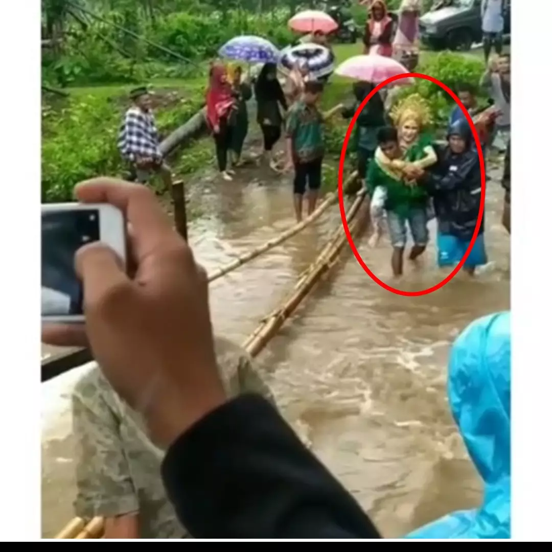 Detik-detik haru mempelai pria gendong istri seberangi sungai