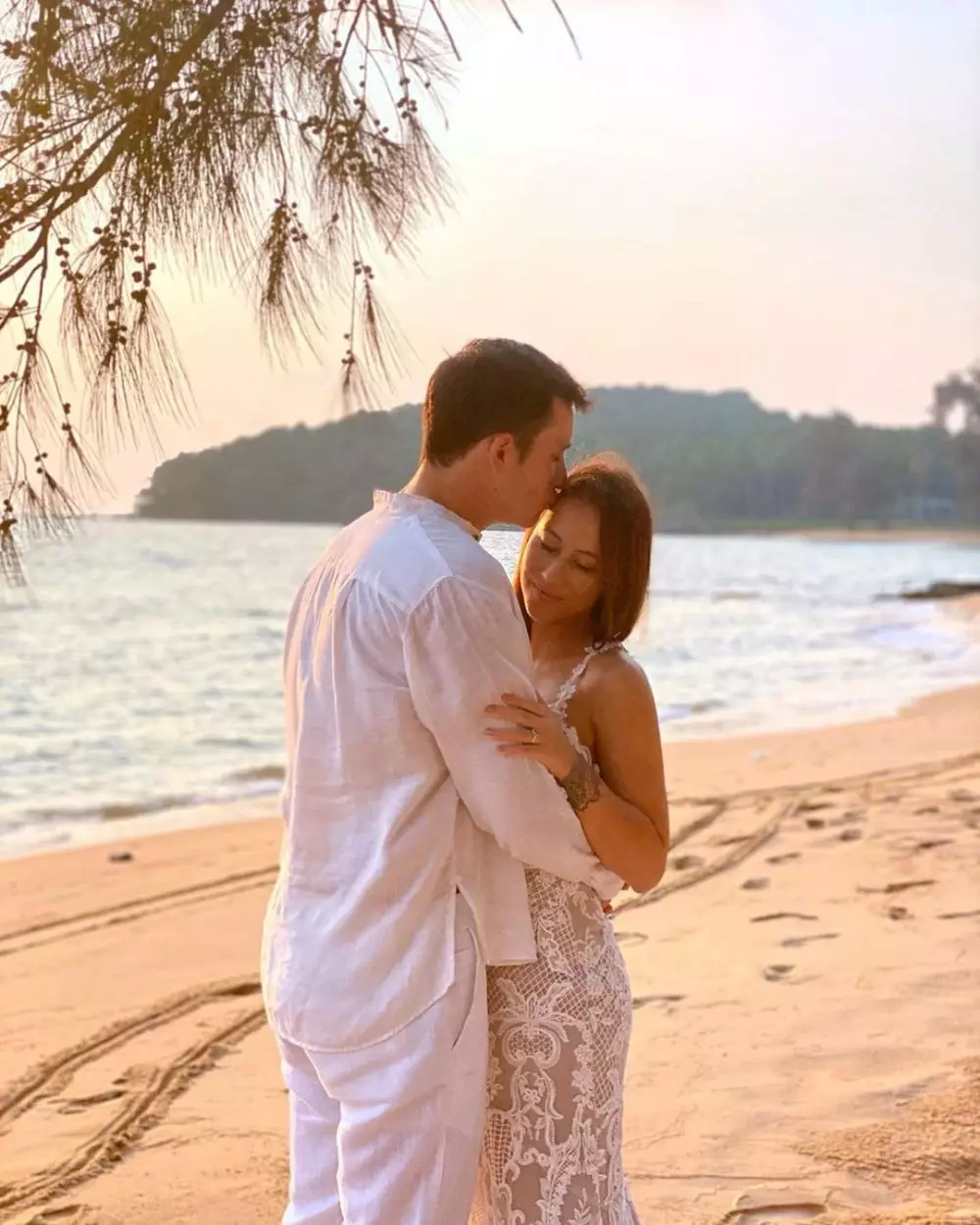 Momen Mike Lewis dan kekasih liburan sekaligus prewedding Instagram 