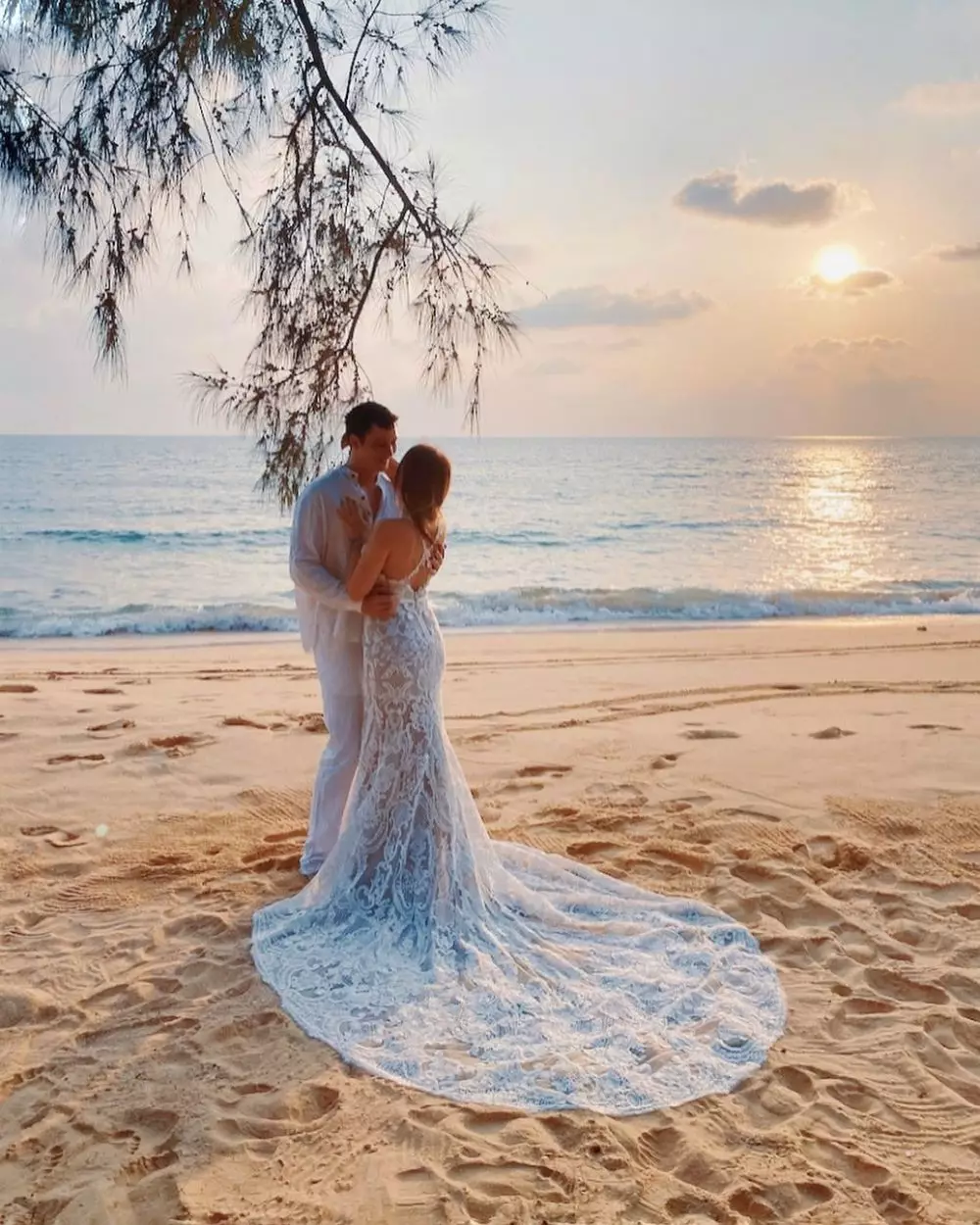 Momen Mike Lewis dan kekasih liburan sekaligus prewedding Instagram 