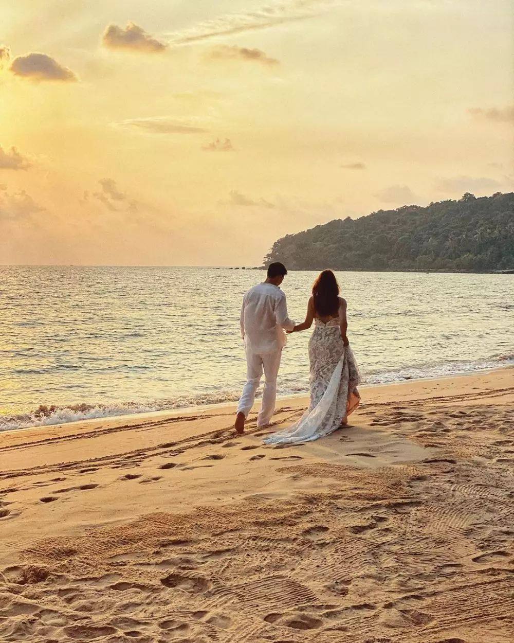 Momen Mike Lewis dan kekasih liburan sekaligus prewedding Instagram 