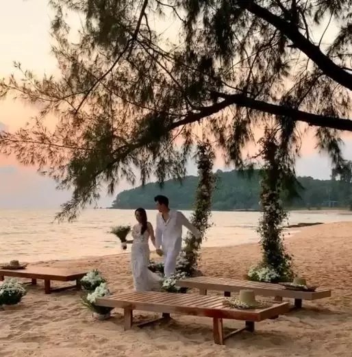 Momen Mike Lewis dan kekasih liburan sekaligus prewedding Instagram 
