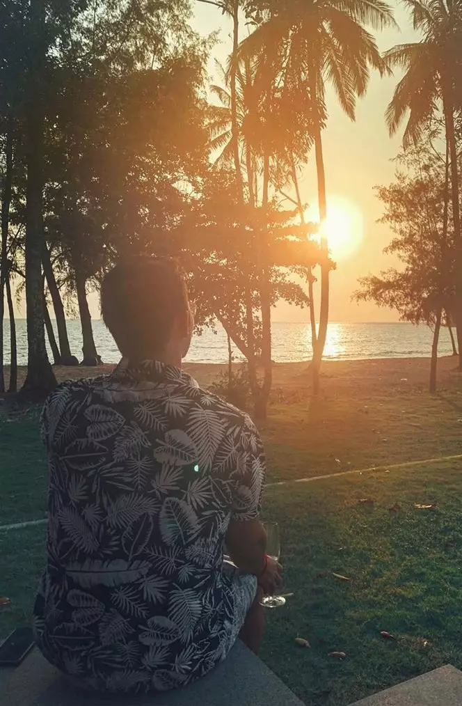 Momen Mike Lewis dan kekasih liburan sekaligus prewedding Instagram 