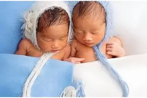 8 Pemotretan newborn anak kembar Syahnaz, super gemesin