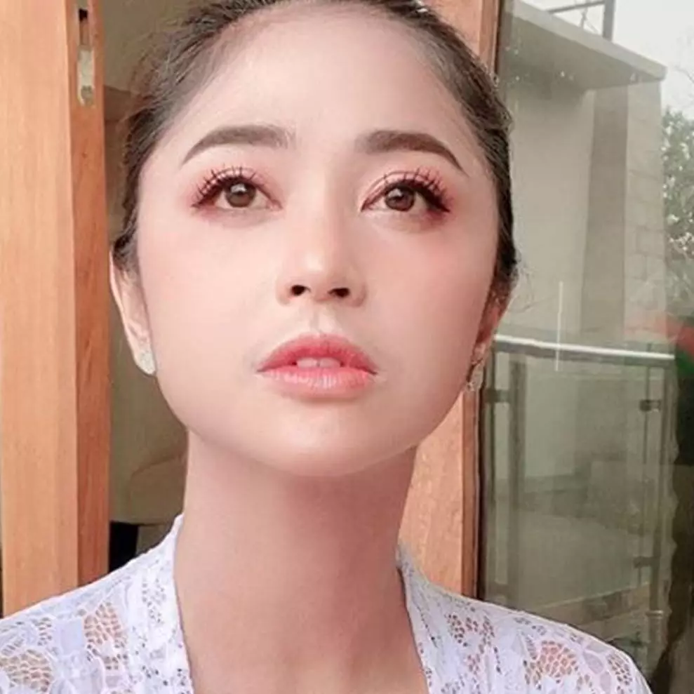 5 Foto Dewi Perssik berambut pirang, disebut mirip Uut Permatasari