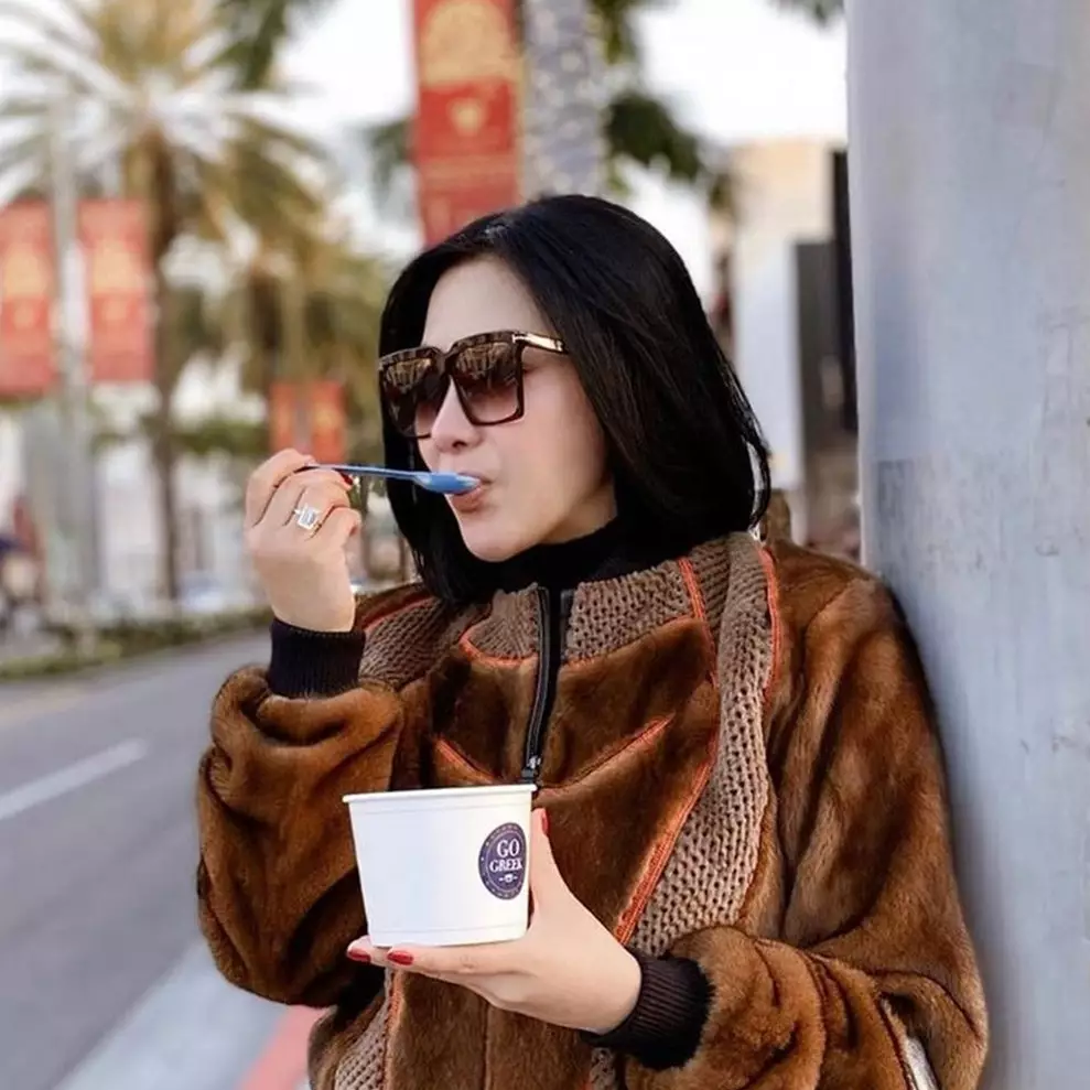 6 Gaya Syahrini liburan di Amerika Serikat, tasnya Rp 1,6 M