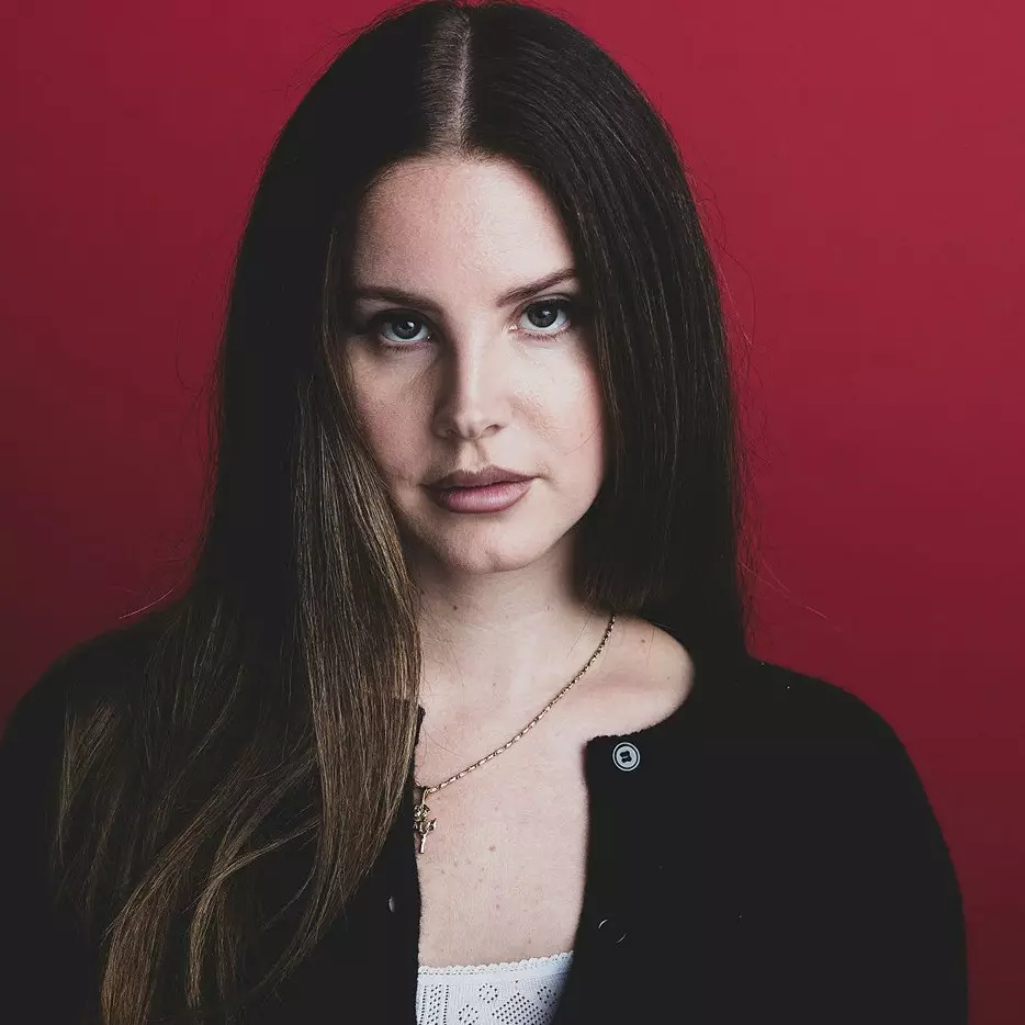 10 Cocoklogi kostum Lana Del Rey &amp; jajanan pasar, bikin senyum