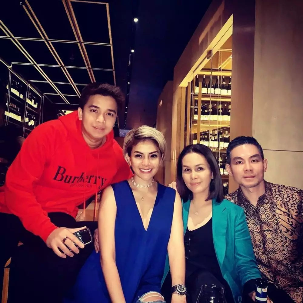 Billy Syahputra ulang tahun, Nikita Mirzani beri tas Rp 30 juta © 2020 instagram.com Billy Syahputra ulang tahun, Nikita Mirzani beri tas Rp 30 juta © 2020 instagram.com
