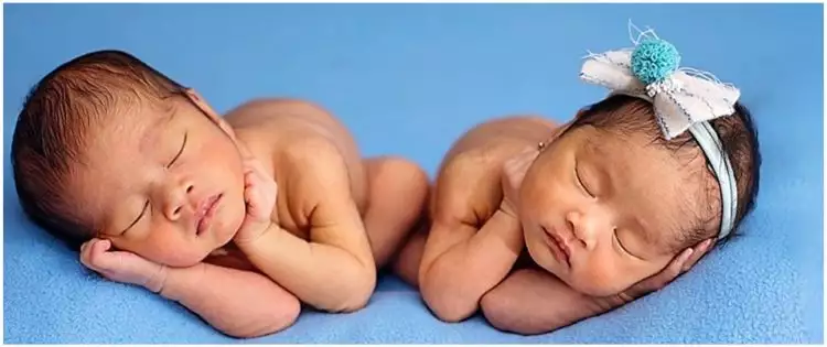 Gaya pemotretan newborn anak kembar 6 seleb, gemasnya dobel
