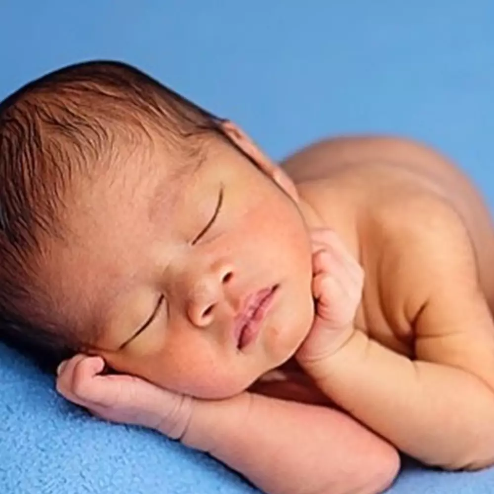 Gaya pemotretan newborn anak kembar 6 seleb, gemasnya dobel