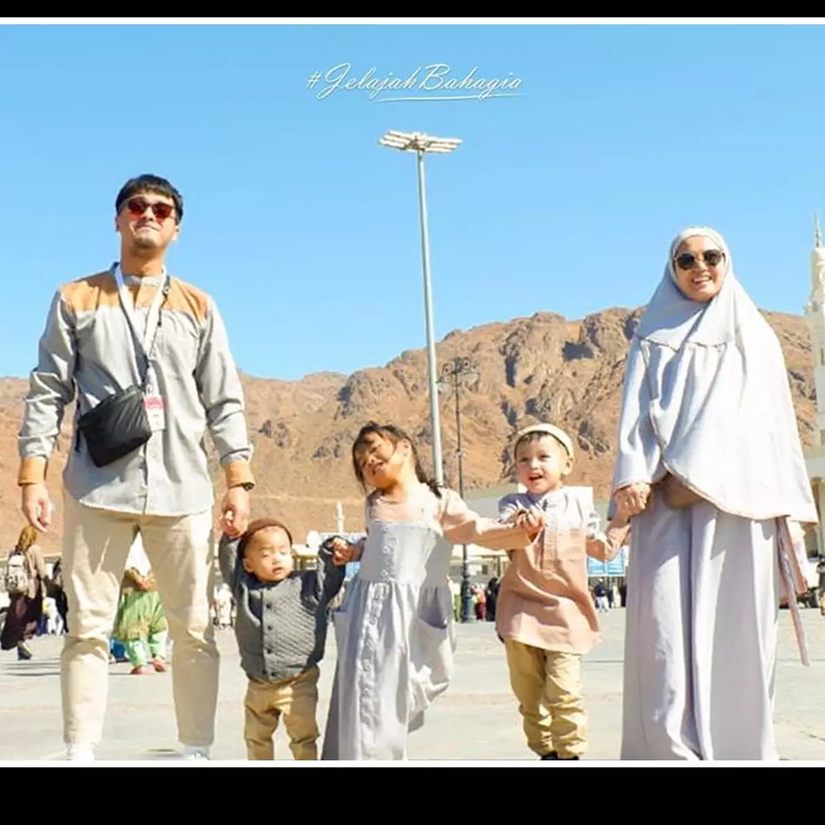 8 Potret Ricky Harun umrah, boyong istri tengah hamil besar