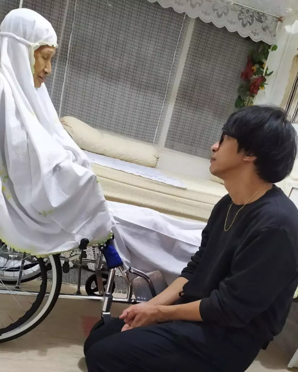 Aming mengenang kepergian Ade Irawan © 2020 brilio.net Aming mengenang kepergian Ade Irawan © 2020 brilio.net