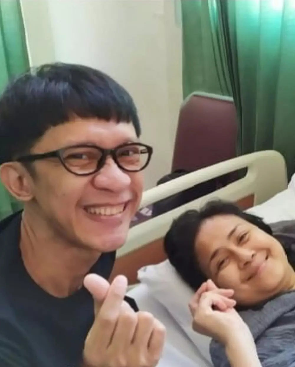 Aming mengenang kepergian Ade Irawan © 2020 brilio.net Aming mengenang kepergian Ade Irawan © 2020 brilio.net