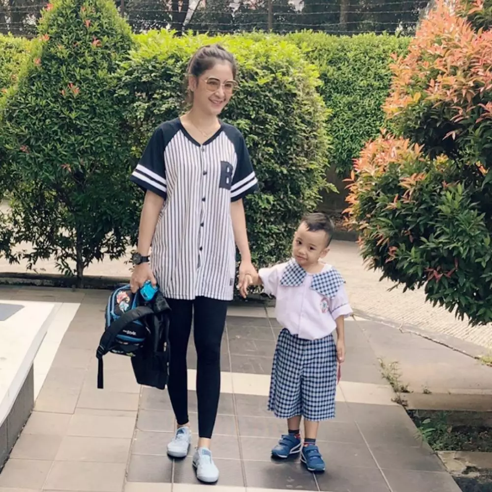 Gaya Uut Permatasari antar anak  Instagram  Gaya Uut Permatasari antar anak  Instagram