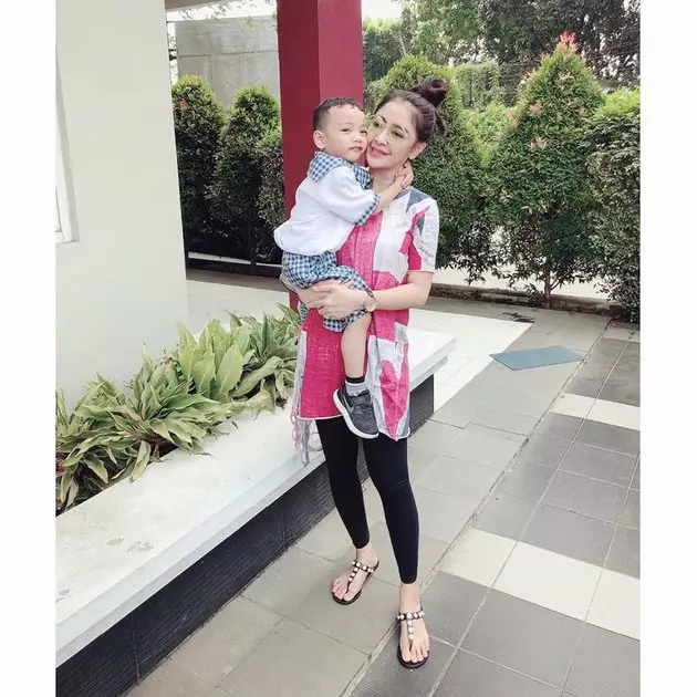 Gaya Uut Permatasari antar anak  Instagram  Gaya Uut Permatasari antar anak  Instagram