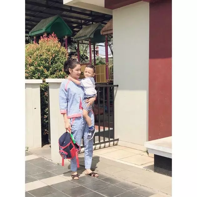 Gaya Uut Permatasari antar anak  Instagram  Gaya Uut Permatasari antar anak  Instagram