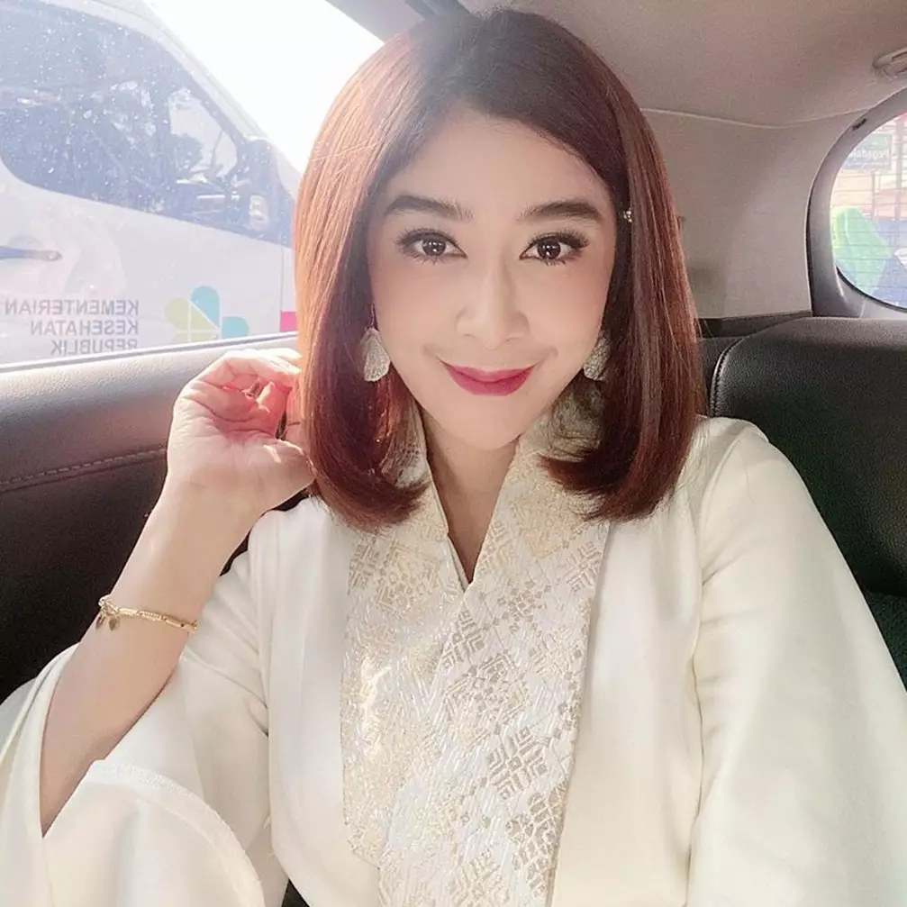 10 Gaya Uut Permatasari antar anak ke sekolah, curi perhatian