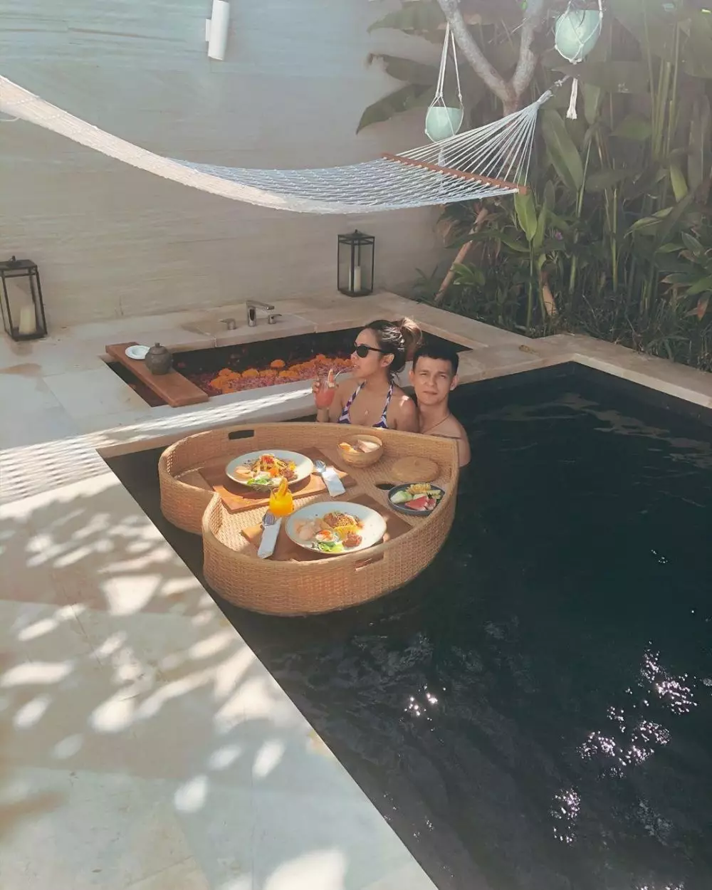 Momen bulan madu Marcell Darwin & istri Instagram 