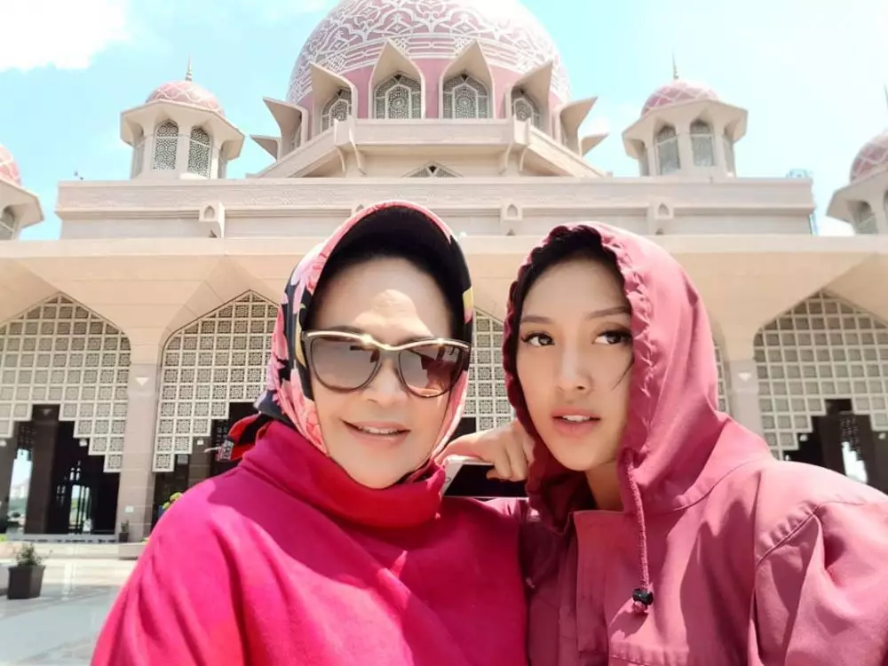 Hetty Koes Endang dan putrinya  Instagram  Hetty Koes Endang dan putrinya  Instagram