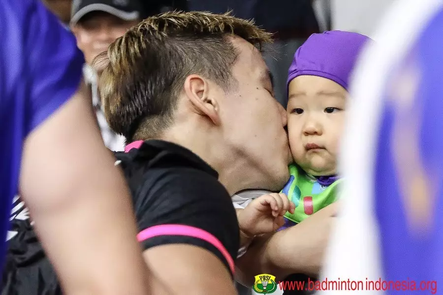 gaya anak pebulu tangkis dukung ayah © badmintonindonesia.org