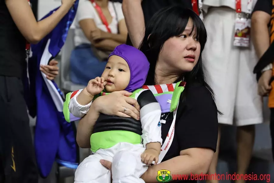 gaya anak pebulu tangkis dukung ayah © badmintonindonesia.org