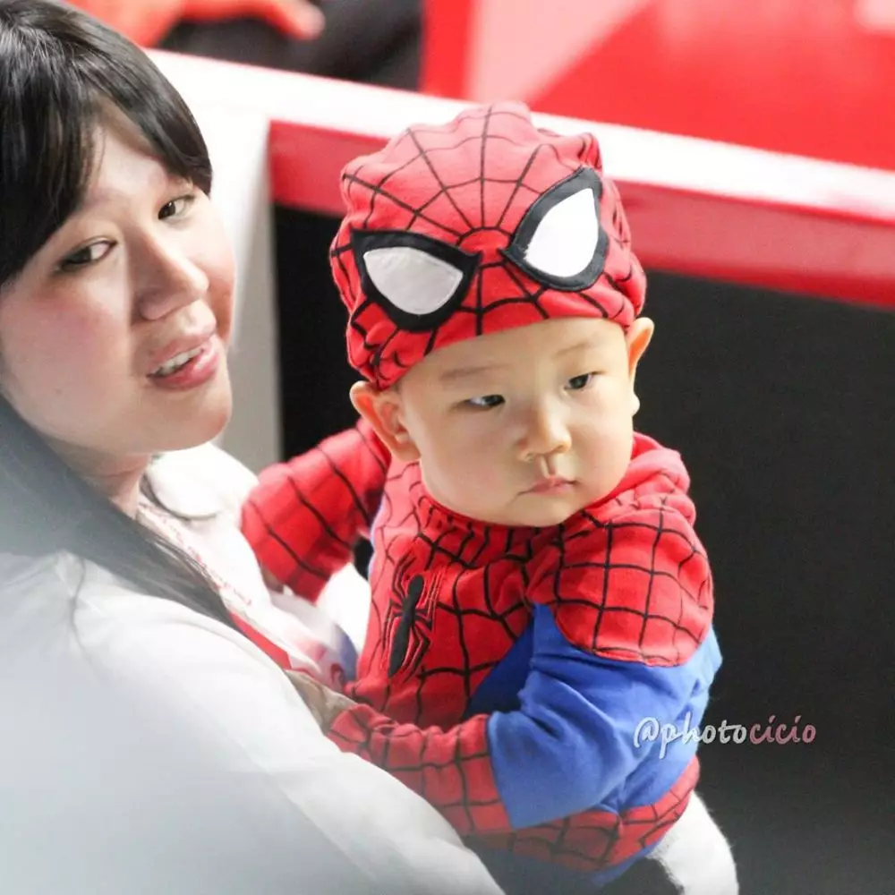 gaya anak pebulu tangkis dukung ayah © badmintonindonesia.org