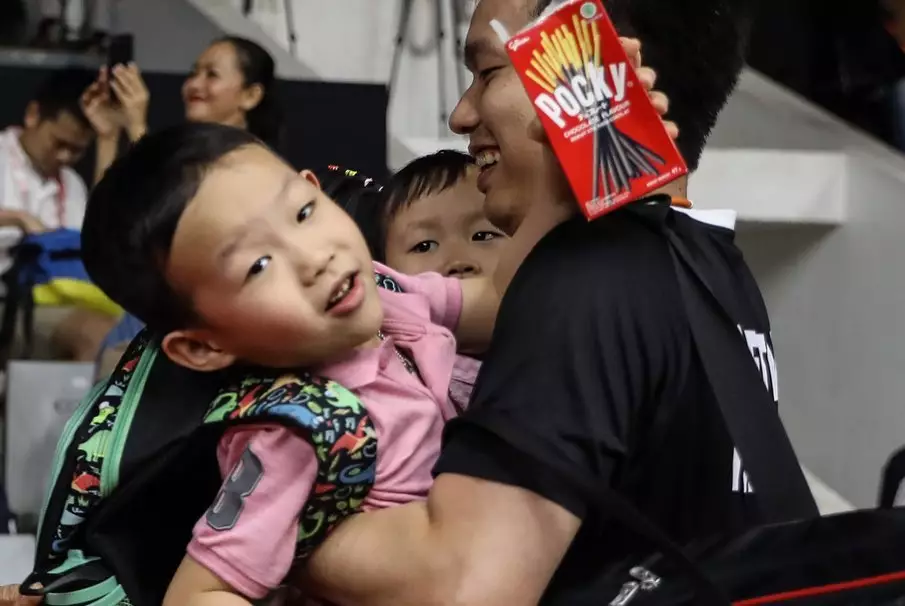 gaya anak pebulu tangkis dukung ayah © badmintonindonesia.org