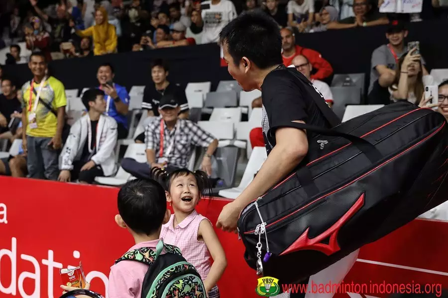 gaya anak pebulu tangkis dukung ayah © badmintonindonesia.org