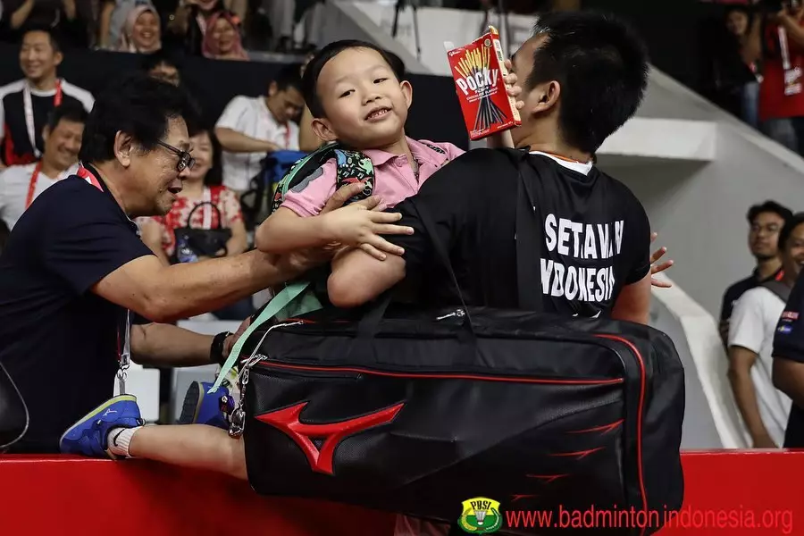 gaya anak pebulu tangkis dukung ayah © badmintonindonesia.org
