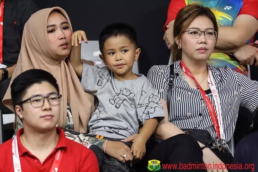 gaya anak pebulu tangkis dukung ayah © badmintonindonesia.org