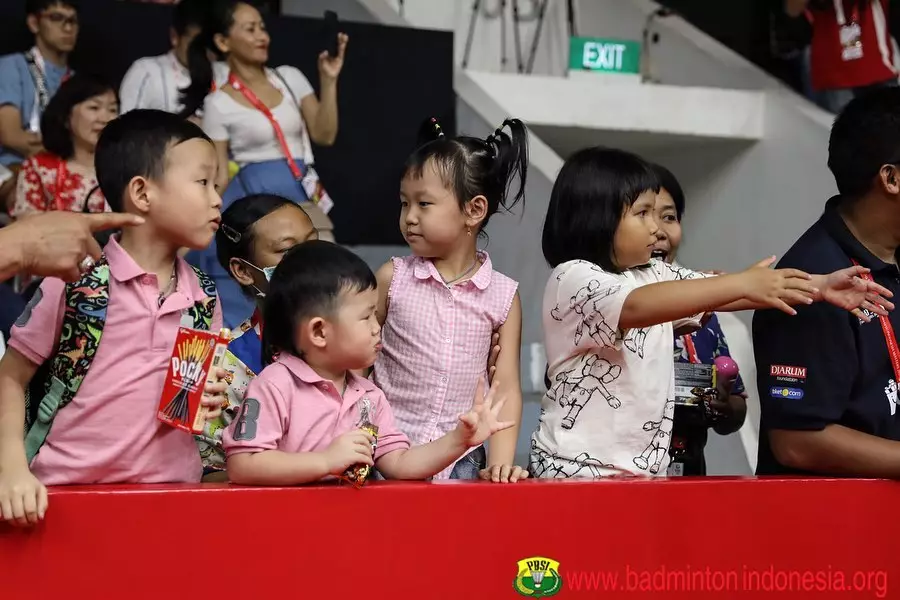 gaya anak pebulu tangkis dukung ayah © badmintonindonesia.org