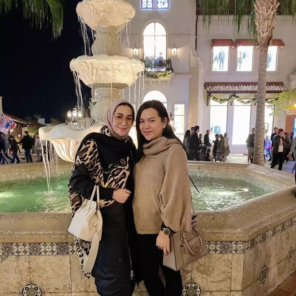 Erin Taulany berhijab  © 2020 Instagram