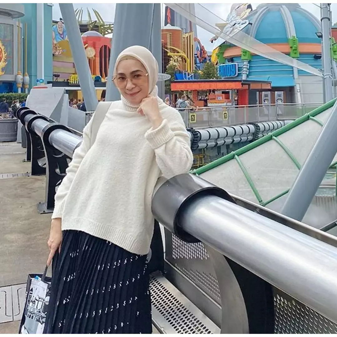 8 Gaya Erin Taulany yang kini mantap berhijab, stylish