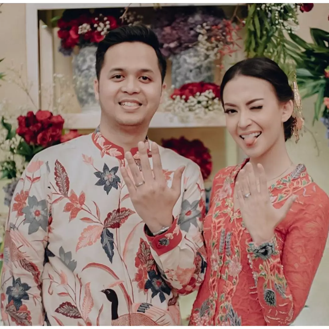 8 Momen lamaran Karina Nadila, elegan serba merah