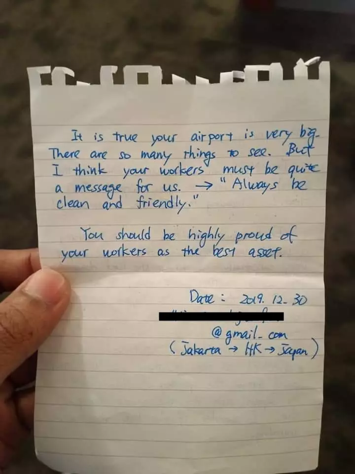 wn jepang tulis surat untuk petugas kebersihan bandara © Twitter/@mantriss wn jepang tulis surat untuk petugas kebersihan bandara © Twitter/@mantriss