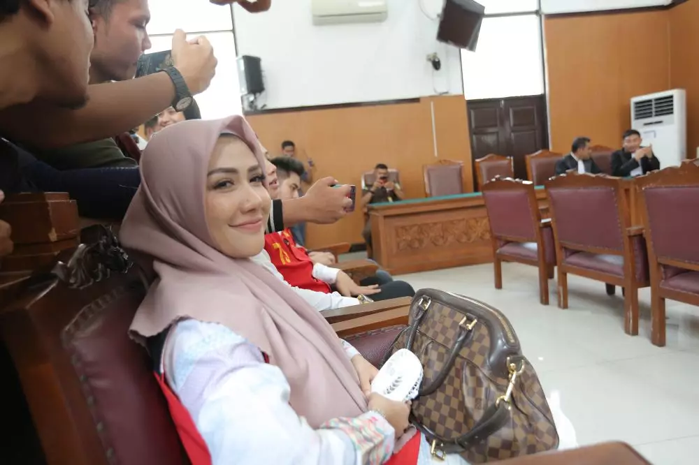 Menangis terus bertemu anak, pembuluh darah mata Rey Utami pecah © 2020 Kapanlagi.com