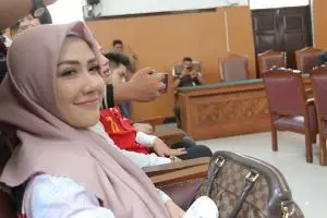 Pembuluh darah mata Rey Utami pecah, ini penyebabnya