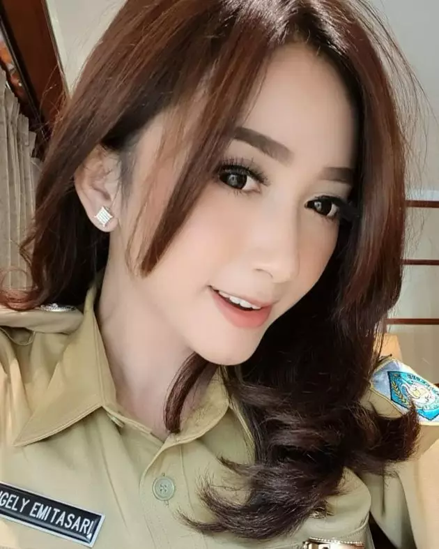 9 Potret pedangdut Angely Emitasari berseragam dinas kepala desa © 2020 instagram.com 9 Potret pedangdut Angely Emitasari berseragam dinas kepala desa © 2020 instagram.com