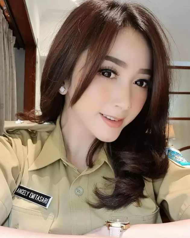 9 Potret pedangdut Angely Emitasari berseragam dinas kepala desa © 2020 instagram.com 9 Potret pedangdut Angely Emitasari berseragam dinas kepala desa © 2020 instagram.com