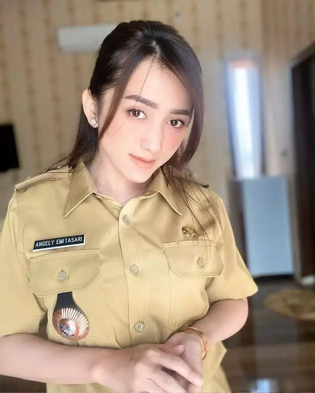 9 Potret pedangdut Angely Emitasari berseragam dinas kepala desa © 2020 instagram.com 9 Potret pedangdut Angely Emitasari berseragam dinas kepala desa © 2020 instagram.com