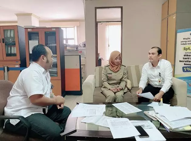 9 Potret pedangdut Angely Emitasari berseragam dinas kepala desa © 2020 instagram.com 9 Potret pedangdut Angely Emitasari berseragam dinas kepala desa © 2020 instagram.com