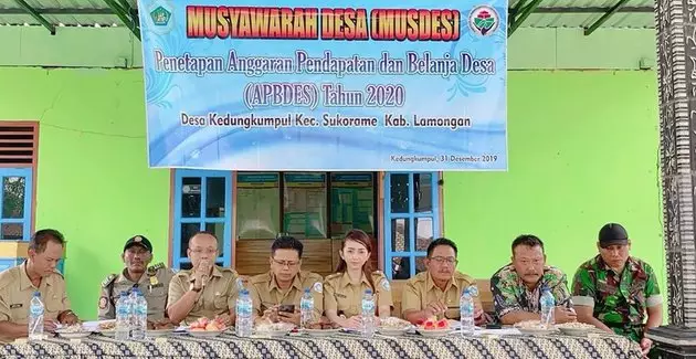 9 Potret pedangdut Angely Emitasari berseragam dinas kepala desa © 2020 instagram.com 9 Potret pedangdut Angely Emitasari berseragam dinas kepala desa © 2020 instagram.com