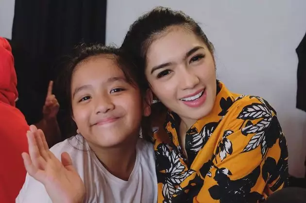 7 Potret Lovely, anak perempuan Angel Karamoy yang jarang tersorot © 2020 instagram.com