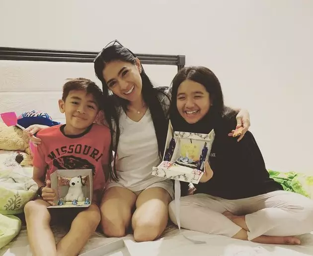 7 Potret Lovely, anak perempuan Angel Karamoy yang jarang tersorot © 2020 instagram.com
