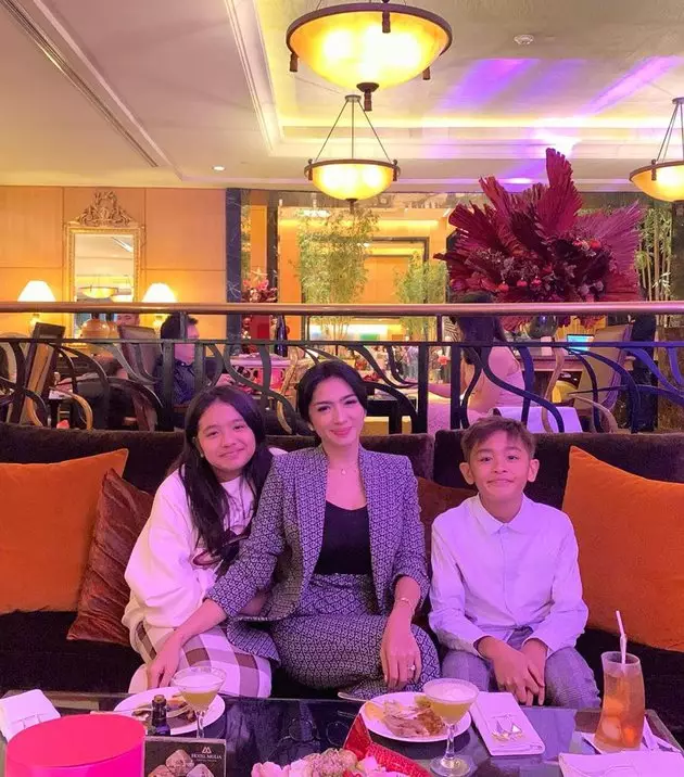 7 Potret Lovely, anak perempuan Angel Karamoy yang jarang tersorot © 2020 instagram.com