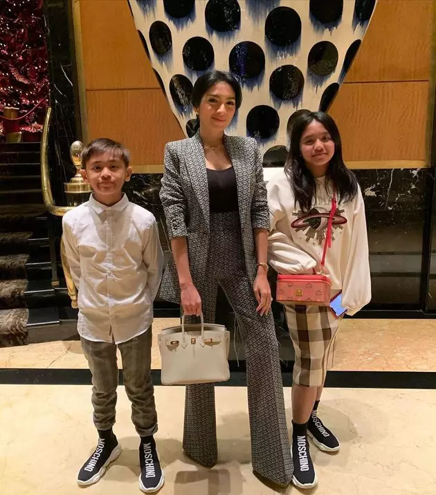 7 Potret Lovely, anak perempuan Angel Karamoy yang jarang tersorot © 2020 instagram.com