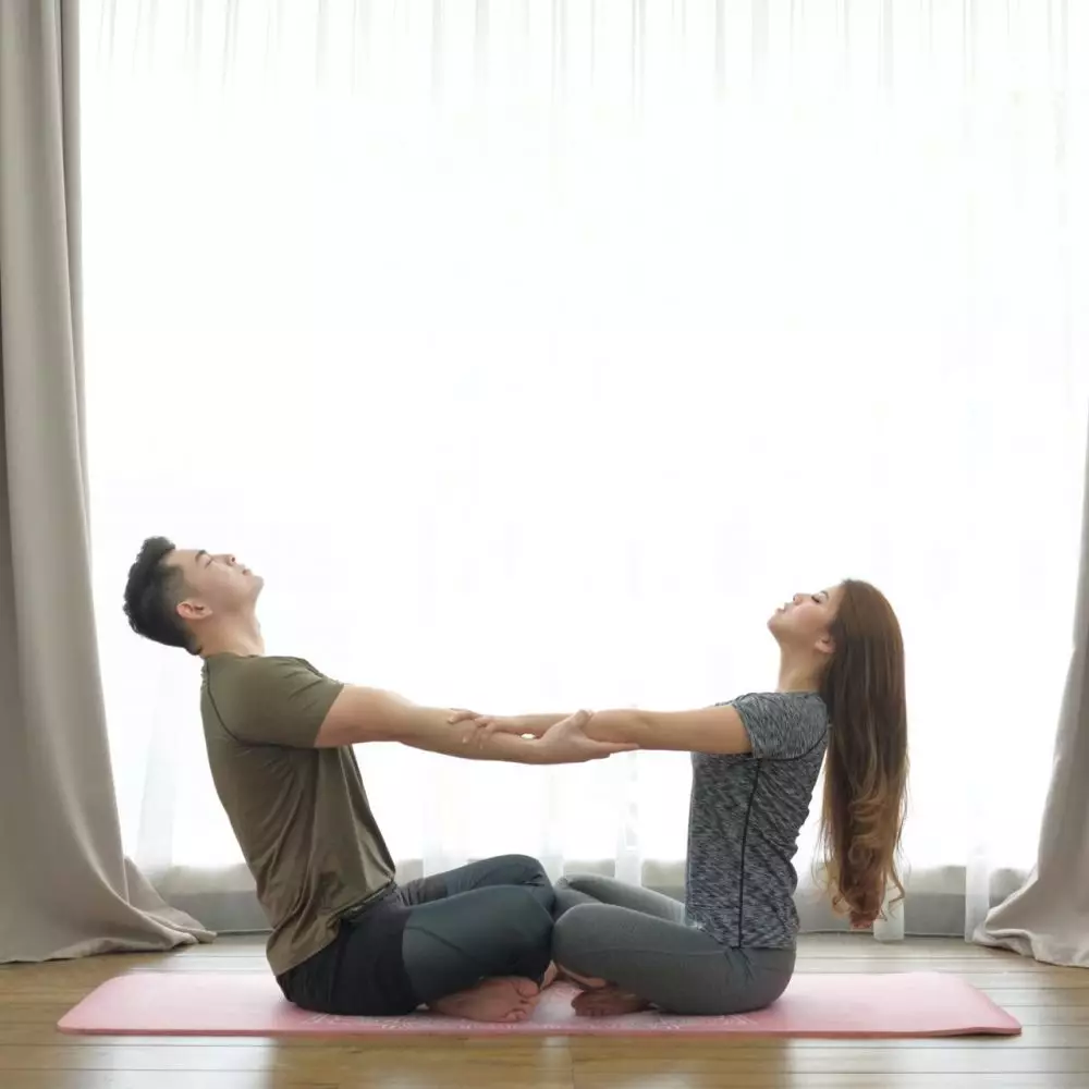 Yoga berpasangan © 2020 brilio.net