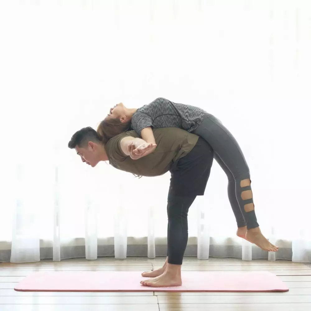 Yoga berpasangan © 2020 brilio.net