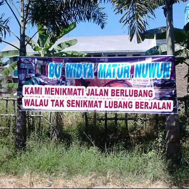 spanduk absurd bikin geleng kepala © 2020 1cak.com